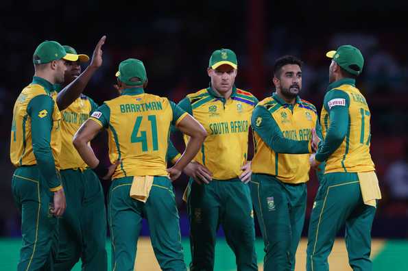 Shamsi won the player of the match award for his 4 for 12 Shamsi won the player of the match award for his 4 for 12