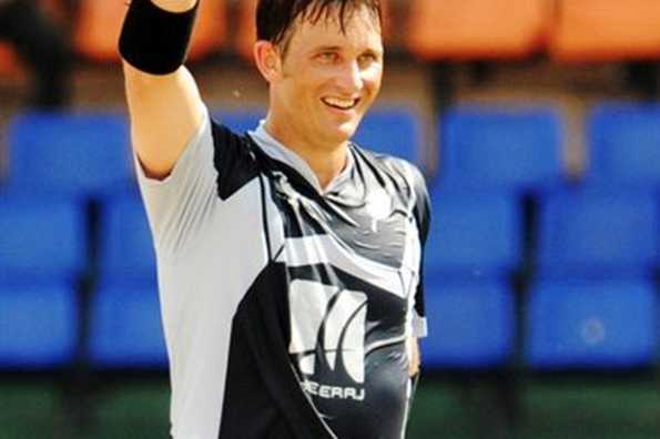 New Zealand paceman Shane Bond celebrates a dismissal in a tri-series match against Sri Lanka in Colombo on September 8. The Champions Trophy is set to hail the comeback kings as Bond, Rahul Dravid, Mohammad Asif and Ashish Nehra return from the international wilderness. New Zealand paceman Shane Bond celebrates a dismissal in a tri-series match against Sri Lanka in Colombo on September 8. The Champions Trophy is set to hail the comeback kings as Bond, Rahul Dravid, Mohammad Asif and Ashish Nehra return from the international wilderness.